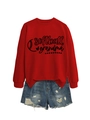 Mise à plat d'un sweat softball grandma rouge assorti à un short en jean bleu délavé - S / Rouge (Police Noire)