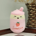 Portachiavi peluche bubble tea alla pesca rosa con ricamo Sweet Love e sorriso - Piccolo / Fragola