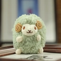 Ciondolo pecora in peluche verde chiaro con morbido pile e dettagli marroni ricamati - Verde / 10cm