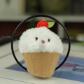 Porte-clés cupcake en peluche fraise avec dessus blanc duveteux et détails en feutre brun - Gâteau à la crème blanche