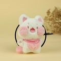 Süßer weißer Plüschkatzen-Anhänger mit rosa Schal und feinen Stickerei-Details - Rosa