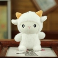 Dettaglio del simpatico ciondolo a forma di agnello in morbido peluche bianco con portachiavi - 12cm / Bianco