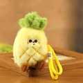 Porte-clés peluche ananas mignon avec texture matelassée jaune et feuilles vertes - Ananas / 8cm à 15cm