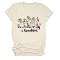 Detail van beige katoenen T-shirt met bloemenprint en Neurodiversity is beautiful tekst - S / Zand (Zwarte Tekst)