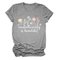 Detailopname grijs t-shirt met kleurrijke bloemenkunst en Neurodiversity-tekst - S / Donkergrijs (Witte Tekst)