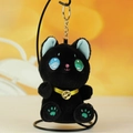 Llavero de gato negro de peluche con ojos bicolores, collar amarillo y cascabel dorado - Negro / 14cm