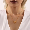 Collier minimaliste avec pendentif cœur plaqué or 18 carats porté par un mannequin chic - Collier Coeur Doré (TXP220)