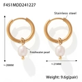 Dettaglio di orecchini a cerchio in acciaio dorato con perle d'acqua dolce e dimensioni - Orecchini di Perle d'Acqua Dolce Oro Rosa (F451)
