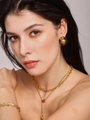 Détail d'un collier plaqué or 18K avec boucles d'oreilles en résine et bracelet texturé - Gris fumé (F1167-Gris fumé)