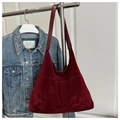 Dettaglio della borsa tote in pelle scamosciata bordeaux con doppie tasche frontali e texture opaca - Rosso
