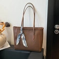 Borsa tote marrone a grana di litchi con dettaglio foulard in seta per il pendolarismo - Con Sciarpa di Seta / Marrone