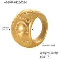Dettaglio dell'anello largo in acciaio inossidabile dorato con motivi a cuore - US 6 / Oro