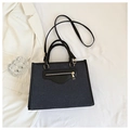 Vista piatta di borsa tote retrò in lino a contrasto con tasca zip e accessori eleganti - Nero