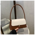 Detalle de bolso de hombro minimalista en cuero bicolor con hebilla dorada elegante - Marrón