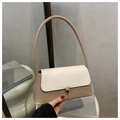 Detalle del bolso baguette bicolor con solapa crema y cierre de presión metálico - Caqui