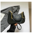 Elegante borsa sottobraccio nera motivo struzzo con catena dorata per donna - Nero