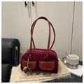 Borsa a spalla retrò bordeaux con tasche anteriori e ciondolo a ciliegia su maglia - Rosso con Pendente