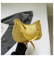 Elegante borsa baguette gialla con trama in pelle di struzzo e catena dorata - Oro