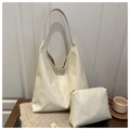 Dettaglio della borsa tote color crema in ecopelle testurizzata con logo dorato - Bianco Sporco