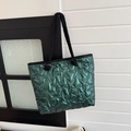 Dettaglio borsa tote verde metallizzato con trapuntatura a stelle e manici in corda nera - Verde