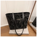 Détail d'un sac cabas noir à texture marbrée avec finition brillante et métal - Noir
