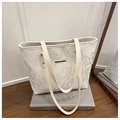 Détail du sac cabas à motif marbre blanc avec garniture dorée et anses en cuir - Blanc
