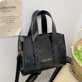 Borsa a mano in pelle cerata nera lucida con scritta FASHION & BAGS e dettagli dorati - Nero