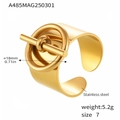 Detalle macro del anillo OT de acero inoxidable chapado en oro con dimensiones y peso - US 7 / Dorado