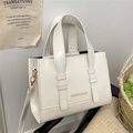 Piccola borsa tote in pelle cerata bianca con scritta dorata su sedia di paglia - Bianco