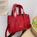 Elegante borsa a mano in pelle cerata rossa con scritte dorate e tracolla regolabile - Rosso