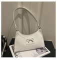 Detalle de lazo dorado en el bolso de hombro de charol blanco con cremallera - Blanco