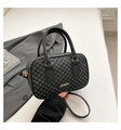 Dettaglio di una borsa grigio scuro con stampa testurizzata e logo in metallo dorato - Nero