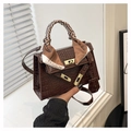 Detalle de bolso de cuero cocodrilo marrón oscuro con pañuelo de seda y cierre dorado - Marrón