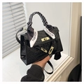 Detalle de bolso negro grabado en cocodrilo con cierre dorado y pañuelo de seda decorativo - Negro