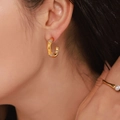 Eleganti orecchini a C in acciaio inossidabile placcato oro 18K con diamanti su modella - Oro Zircone (F1414)