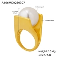 Détail macro d'une bague perle de 17,6mm sur monture en acier inoxydable doré - Bague en Perles de Coquille Dorée Taille 6 (A166)