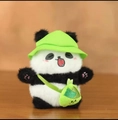 Schattige panda pluche sleutelhanger met groene zonnehoed en tasje op hout achtergrond - 10-15CM / Hoed Panda Groen