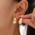 Orecchino a goccia dorato con intarsio di perla e finitura in titanio placcato oro 18K - Oro