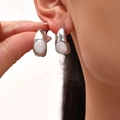 Orecchini a cerchio a forma di C in argento con intarsio glitter bianco e finitura oro 18K - Color Acciaio