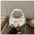 Witte halvemaanvormige tas met strik, parelhanger en studs op crossbody kettingriem - Wit Zonder Hanger