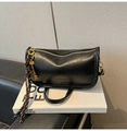 Detalle de bolso cilindrico negro con colgante de raqueta dorada y borla tejida - Con Ornamento / Negro