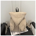 Détail d'un sac à dos beige en velours côtelé avec oreilles de lapin et broderie - Kaki