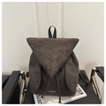 Détail du sac à dos en daim gris avec rabat triangulaire et logo de mode stylé - Gris