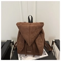 Détail d'un sac à dos en daim marron avec oreilles de lapin et broderie fashion sur le rabat - Marron