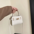Bolso de mano blanco de cuero con patrón lichi y cierre dorado para llevar como bandolera - Blanco