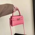 Mini bolso cuadrado rosa de cuero con herrajes dorados y correa de hombro ajustable - Rosa