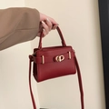Bolso de mano elegante rojo textura lichi con cierre dorado y correa bandolera - Burdeos