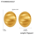 Makroaufnahme ovaler goldener Ohrringe mit gebürsteter Edelstahloberfläche und Maßen - Matt Oval / Gold Matt