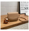 Lichtbruine schoudertas van generfd leer met een schattige pluche monster hanger - Met Hanger / Khaki