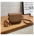Bruine crossbodytas van generfd leer met een schattige pluche monsterbedel eraan - Met Hanger / Bruin